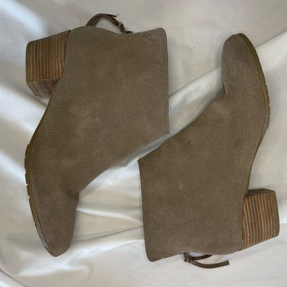 Kenneth Cole Reaction Beige/Tan suede Pilage ankle Booties heel Tassel Zip Sz 7 - Picture 5 of 13